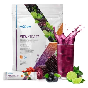 Imagen del producto Vita Xtra T de Fuxion, bebida instantánea en polvo con fibras solubles y extractos naturales como Maiz morado yTé Verde . Incluye empaque doypack, un sobre individual, frutos naturales (berry, limon, maca, stevia) y un vaso con refresco.